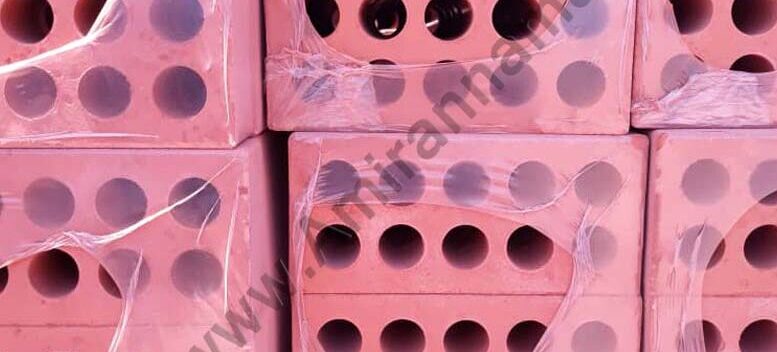 نمای نزدیک آجر ماشینی با سوراخ های منظم