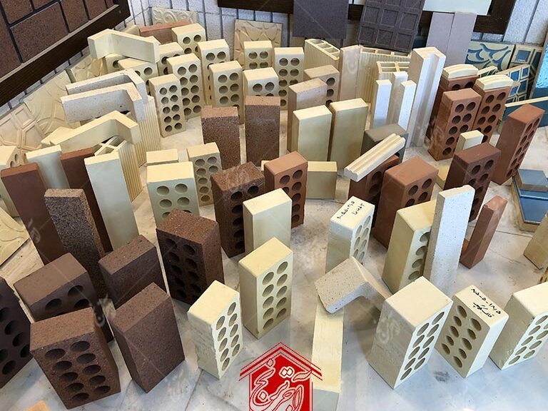 آجرهای سوراخ دار رنگارنگ با مقایسه عرض آجر فشاری